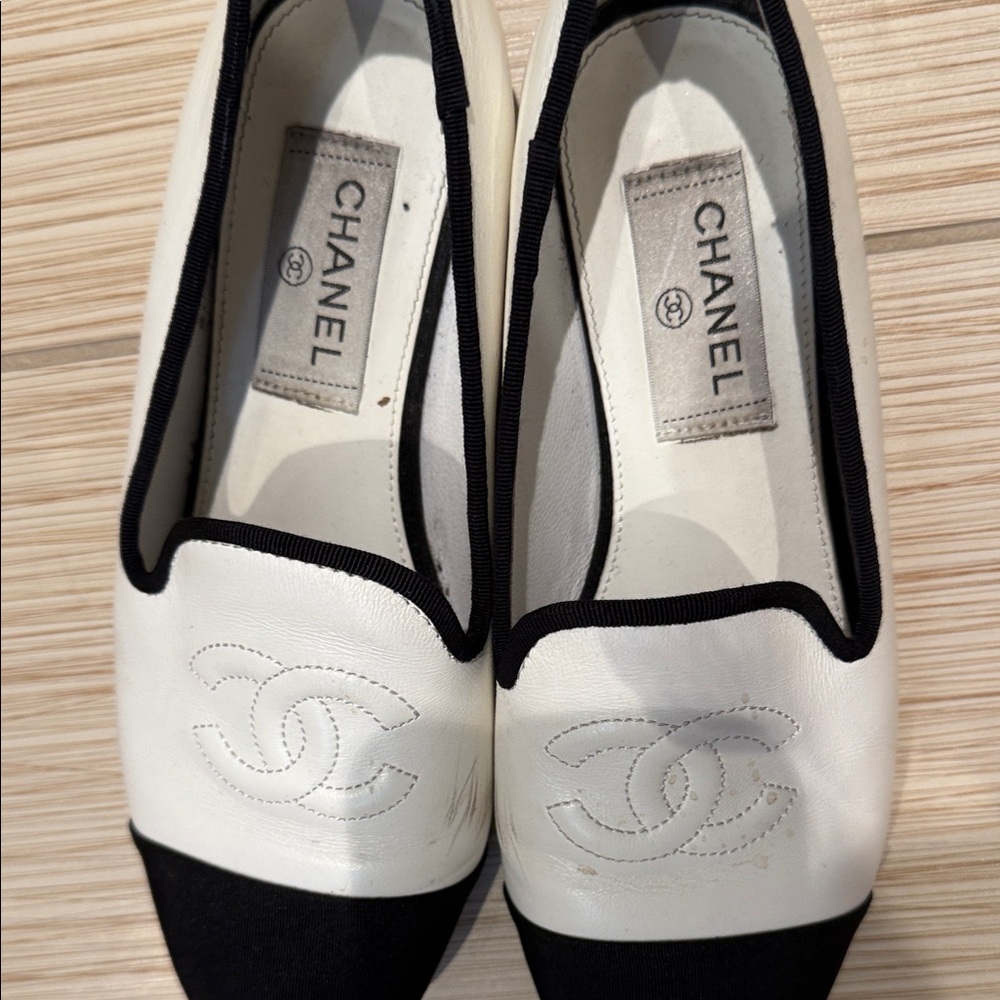 CHANEL Women's Black and Cream Flats - Picture 4 of 5
